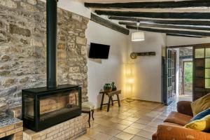 坎塔卢普斯Can Cortada的客厅设有壁炉和沙发。