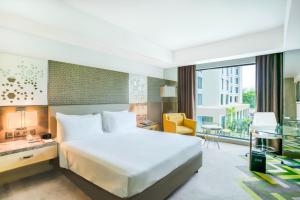 阿格拉阿格拉万怡酒店的配有一张床和一张书桌的酒店客房