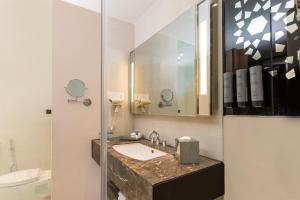 阿格拉阿格拉万怡酒店的一间带水槽和镜子的浴室