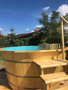 锡盖图马尔马切伊Pensiunea Brezu的木桶泳池,带桌子和长凳