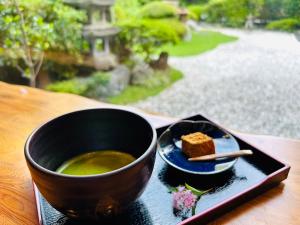 指宿市秀水园日式旅馆的盘子里的汤和一块蛋糕