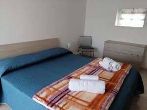 坎波巴索Pirandello45 - zona universitaria的一间卧室配有带毛巾的床