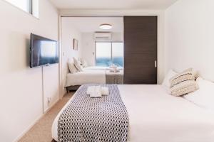 大阪川HOUSE旭的卧室配有一张白色的大床和一张沙发。