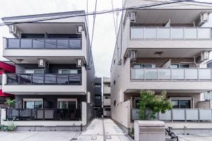 大阪川HOUSE旭的公寓大楼设有阳台和庭院。