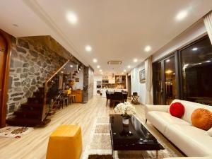 三岛县An Villa Venuestay的客厅配有白色沙发和石墙