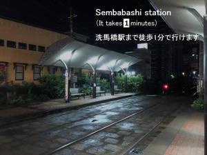 Hanabatachōエスポアール新町Ⅵ(101)的火车站,晚上有长椅