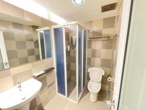 吉隆坡Swing & Pillows - Sungei Wang Hotel Bukit Bintang的浴室配有卫生间、盥洗盆和淋浴。