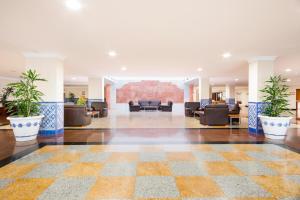 滨海罗克塔斯罗克塔斯最佳酒店的大厅,在大楼里长沙发和植物