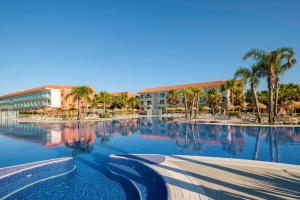 科斯塔巴伦娜Hotel Best Costa Ballena的一座棕榈树大型游泳池