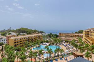 拉海瑞德拉Apartamentos Best Alcazar的享有度假村的空中景致,设有游泳池和棕榈树