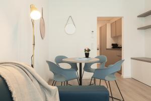 海德堡acora Heidelberg Living the City - Apartments的一间带桌椅的用餐室