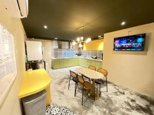 吉隆坡Swing & Pillows - Sungei Wang Hotel Bukit Bintang的厨房配有桌椅和黄色柜台。