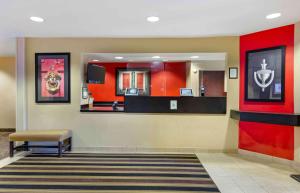 林奇堡美国林奇堡长住酒店 - University Blvd的大堂设有红色墙壁的等候室