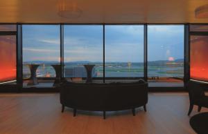 克洛滕Radisson Blu Hotel Zurich Airport的客房设有一个享有机场景致的大窗户。