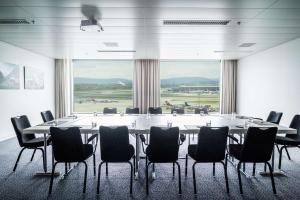 克洛滕Radisson Blu Hotel Zurich Airport的大型会议室,配有大桌子和椅子