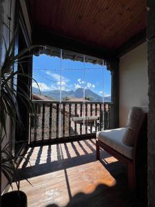 PenEl Refugio del Busgosu的客厅设有美景大窗户