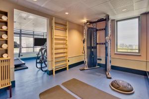 克莱蒙费朗Hôtel Aiden by Best Western Clermont-Ferrand - Le Magnetic的健身室,健身房设有跑步机和举重器材