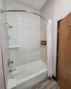 卡尔斯巴德Best Western Plus Executive Residency Carlsbad Hotel的浴室配有白色浴缸和淋浴。