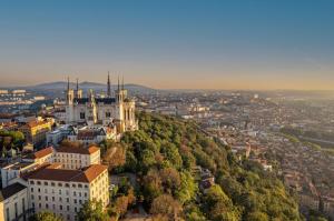 里昂Cour des Loges Lyon, A Radisson Collection Hotel的山丘上建筑物的空中景观