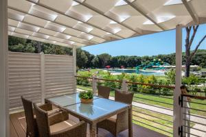 丽都代皮尼帕考加里那拉酒店的一个带桌椅的庭院,享有公园的景色