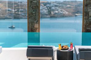凯勒里瓦迪Radisson Blu Euphoria Resort, Mykonos的享有水景的客厅