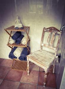 科隆Modernes Appartement im Grünen的浴室设有椅子和带毛巾的架子。
