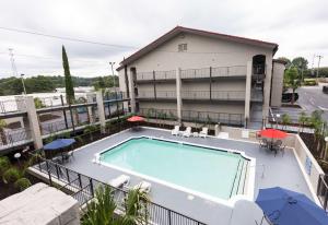塔克Bhagat Hotels Stone Mountain Atlanta BW Signature Collection的房屋阳台上的游泳池