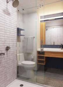 纽约Hampton Inn by Hilton New York Times Square的一间带卫生间和水槽的浴室
