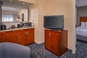 夏洛特夏洛特大学研究园万怡酒店的酒店客房设有电视和床。
