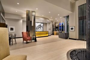 纽约Embassy Suites By Hilton New York Manhattan Times Square的大楼的大堂,配有桌椅