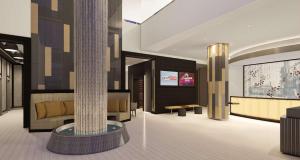 纽约Embassy Suites By Hilton New York Manhattan Times Square的 ⁇ 染带柱子和沙发的大厅