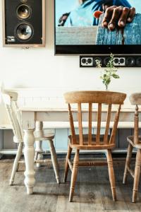Saint ErvanMacdonald's Farm的一间配备有白色桌椅的用餐室