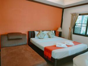 Ban Plai Huai Kaeng Riangเพชรมณีกาญจน์ บีช รีสอร์ท的酒店客房,配有两张床和椅子