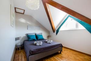 厄唐萨雷Kaz Combava的一间卧室配有一张带蓝色枕头的床。