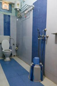 布莱尔港Sea Pearl Homestay的蓝色的浴室设有卫生间和淋浴。
