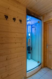 莱热Chalet R'Mize的木制墙壁上带淋浴的浴室