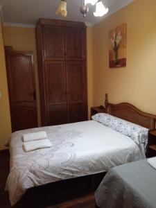 隆达Apartamento Cerro De Las Salinas的一间卧室配有一张床,上面有两条毛巾