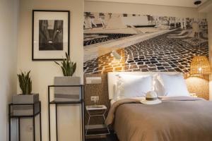 里斯本room Select Liberdade的一间卧室配有床和壁画