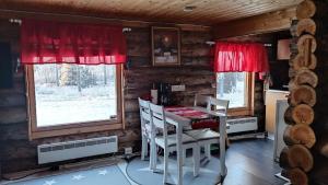 拉努阿In Love with Lapland Cabin的小屋内带桌椅的用餐室