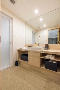 Tsuboyaアルファベットイン那覇国際通りWEST的一间带水槽和镜子的浴室