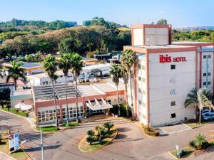 皮拉西卡巴ibis Piracicaba的享有带停车场的高档酒店的景色