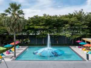 七岩SO/ Sofitel Hua Hin的游泳池中间设有喷泉