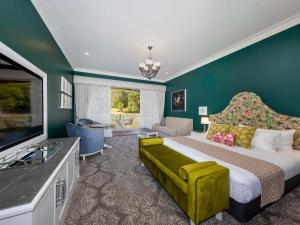玛格丽特河巴斯尔德内庄园美爵酒店的一间卧室配有一张特大号床和一台电视