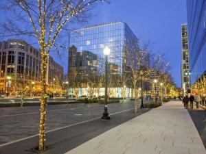 华盛顿Conrad Washington DC的一条城市街道,树木装饰着圣诞灯