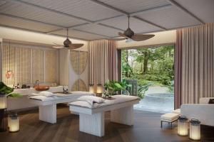 Anse a La MoucheCanopy By Hilton Seychelles的一间带两个盥洗盆的浴室和一个大窗户