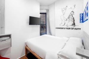 纽约BeHome by LuxUrban的卧室配有一张床,墙上有标志