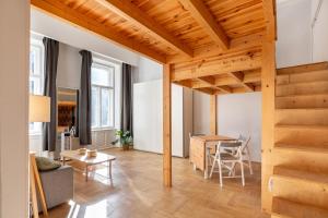 布达佩斯V26 Freedom Lodge Apartment的客厅设有木制天花板和桌子