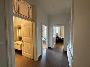 卡罗维发利唯高夫公寓的走廊上设有通往卧室的门