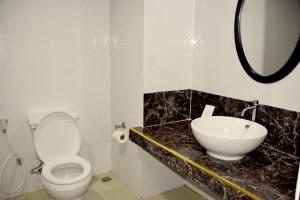 MamburaoIsla De Oro Hotel的浴室配有白色卫生间和盥洗盆。