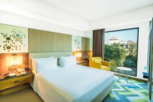 阿格拉阿格拉万怡酒店的酒店客房设有一张床和一个大窗户